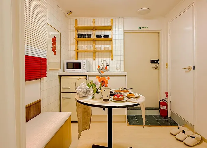 10 Minutes To Hongdae, Gongdeok Station, Mangwon Market, 10 Minutes To Itaewon, Haebangchon & 명동 Apartamento